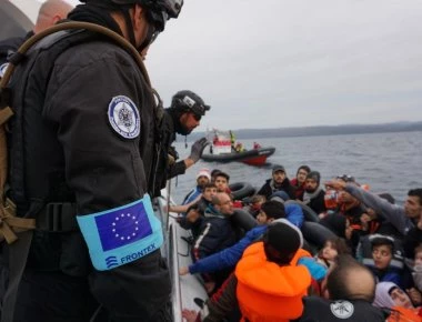 Μεταφορά στα ελληνικά παράλια 33 παράνομων μεταναστών από σκάφος της FRONTEX